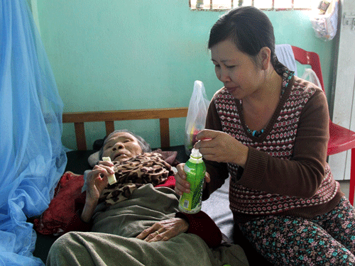 Bà Kim đang chăm sóc những mãnh đời bất hạnh