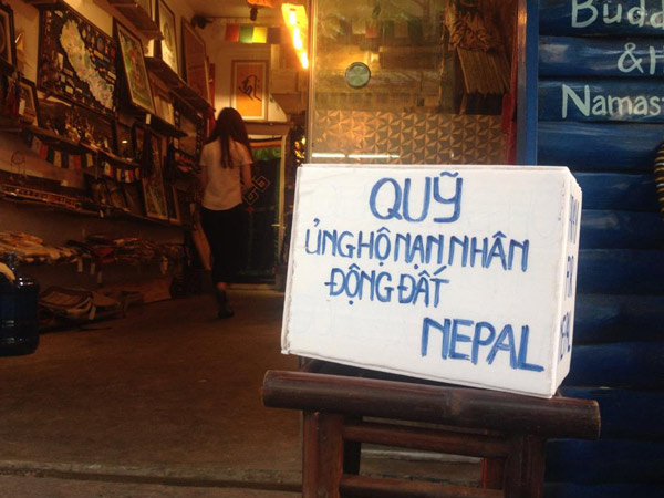 Hòm từ thiện được đặt ngay cửa một không gian văn hóa Nepal trên phố Hàng Rươi, Hà Nội. 