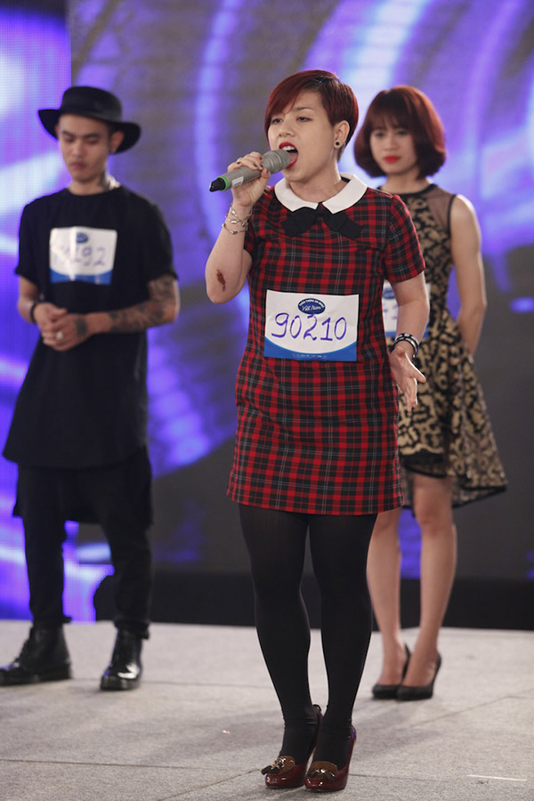 Vietnam Idol: ‘Mỹ nhân đầu trọc’ bất ngờ dịu dàng với váy trắng - ảnh 9