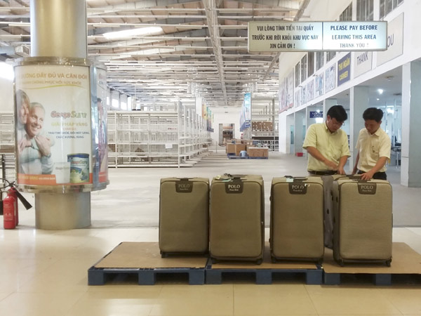 Siêu thị miễn thuế G.C chỉ còn một vài sản phẩm bán cầm chừng cho khách du lịch trước giờ đóng cửa