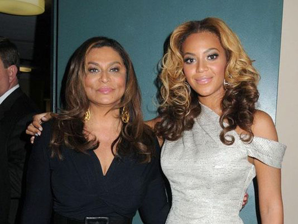 Bà Tina Knowles Lawson thường bên cạnh con gái Beyonce tại các sự kiện