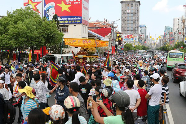 Hàng ngàn người đến xem tang lễ làm ách tắc giao thông đoạn đường Nam Kỳ Khởi Nghĩa