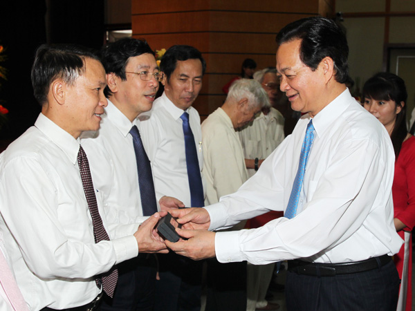 Thủ tướng Nguyễn Tấn Dũng tặng quà cho các đại biểu