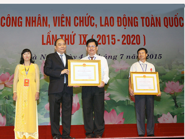 Phó thủ tướng Nguyễn Xuân Phúc trao Huân chương Lao động hạng ba cho các tập thể và cá nhân xuất sắc tại đại hội