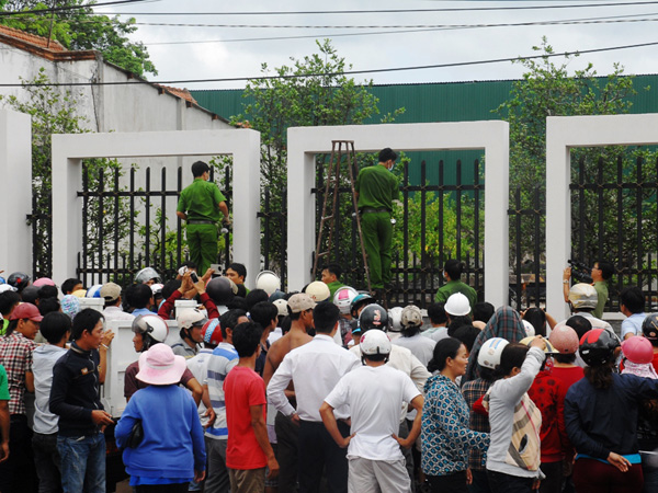 Cơ quan công an đang khám nghiệm hiện trường 2