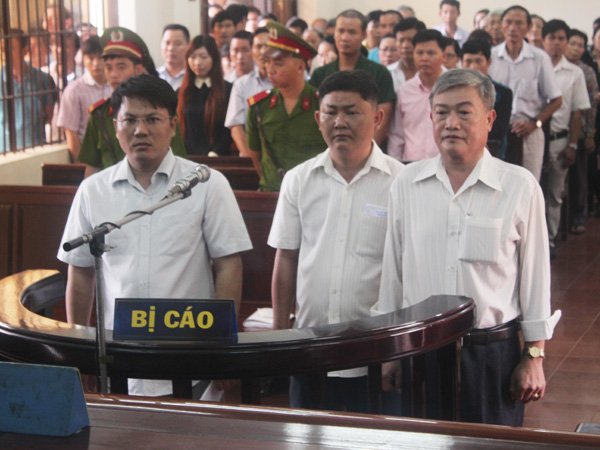 Các bị cáo Hùng, Núi, Ngọc (từ trái qua) tại tòa.