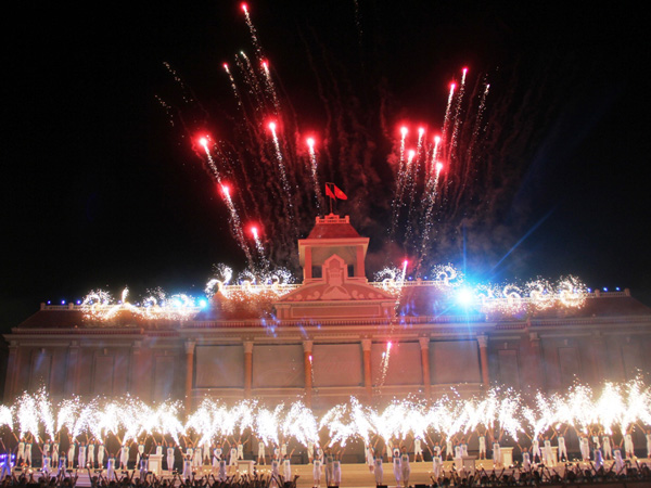 Bắn pháo hoa khai mạc Festival Biển 2015  