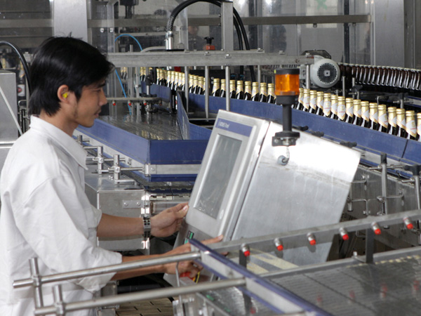 Dây chuyền sản xuất bia tại Nhà máy bia Sài Gòn - Quảng Ngãi