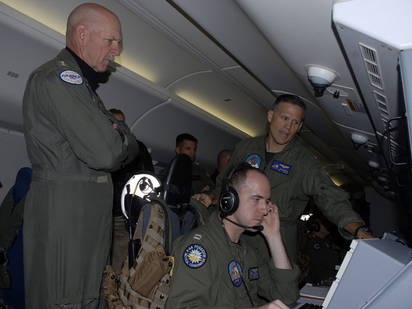 Đô đốc Mỹ Scott Swift (trái) trên máy bay săn ngầm P-8A trong chuyến bay tuần thám 7 giờ đồng hồ ở Biển Đông ngày 18.7 