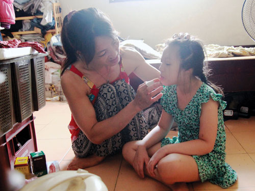Tính mạng con gái nhỏ của chị Nhữ Thị Khoa giờ rất mong manh