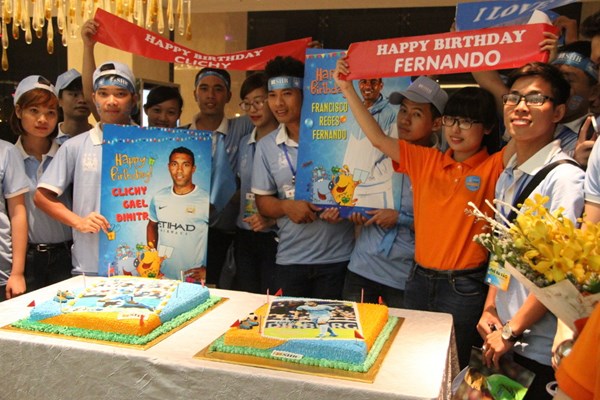 Cầu thủ Man City bất ngờ khi nhận quà sinh nhật từ fan Việt  - ảnh 3