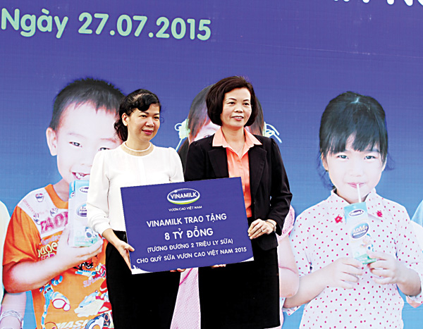 Năm 2015, Quỹ sữa Vươn cao Việt Nam của Vinamilk vẫn tiếp tục sứ mệnh của mình, trao cho các em nhỏ có hoàn cảnh khó khăn một lượng sữa trị giá 8 tỉ đồng, tương đương 2 triệu ly sữa cho Quỹ sữa Vươn cao Việt Nam 