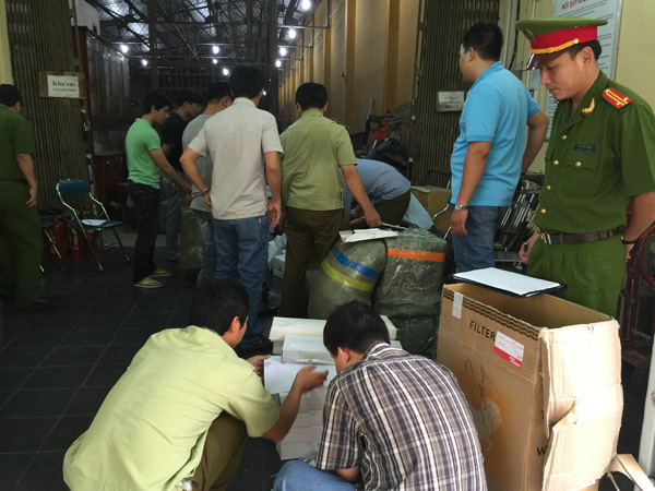 Lực lượng chức năng đang tiến hành kiểm tra lô hàng