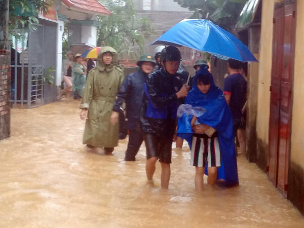 Thanh niên tình nguyện Quảng Ninh giúp người dân sơ tán trong mưa 
