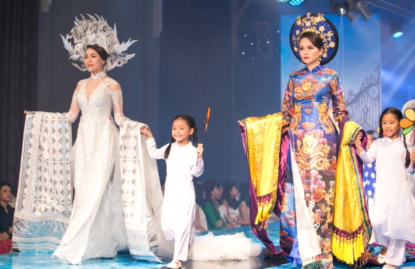 Diễm Hương 'cạnh tranh' vedette với Trà Ngọc Hằng trên sàn catwalk - ảnh 1