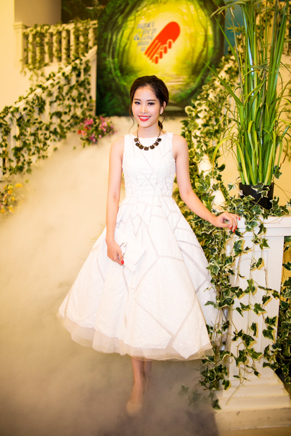 Diễm Hương 'cạnh tranh' vedette với Trà Ngọc Hằng trên sàn catwalk - ảnh 9