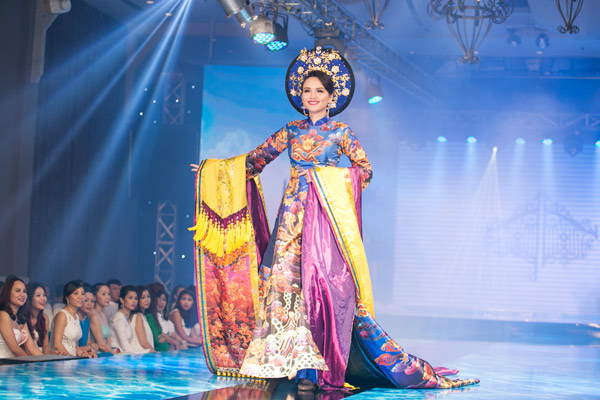 Diễm Hương 'cạnh tranh' vedette với Trà Ngọc Hằng trên sàn catwalk - ảnh 5