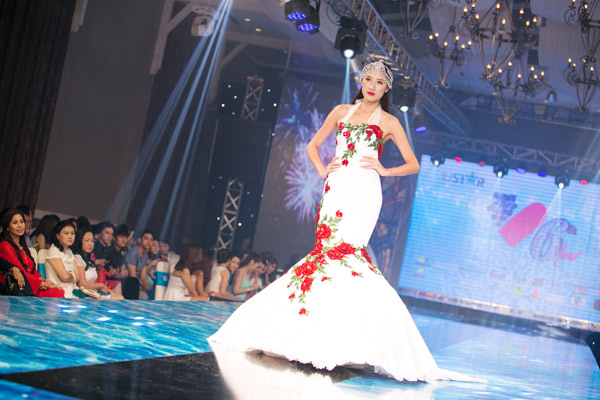 Diễm Hương 'cạnh tranh' vedette với Trà Ngọc Hằng trên sàn catwalk - ảnh 21