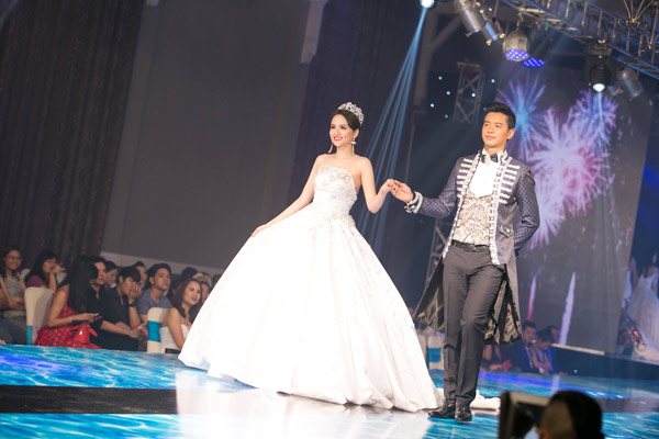 Diễm Hương 'cạnh tranh' vedette với Trà Ngọc Hằng trên sàn catwalk - ảnh 7