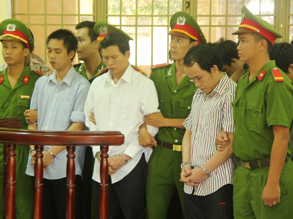 Từ trái sang: Các bị cáo Hải, Khánh và Sự nghe tòa tuyên án 