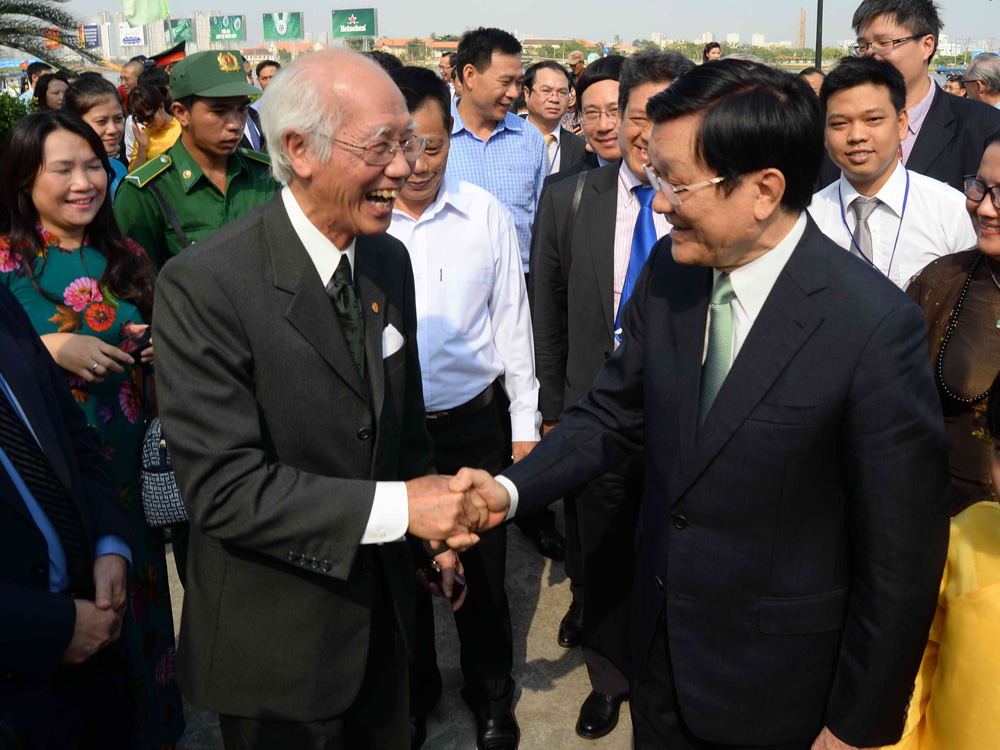 Chủ tịch nước Trương Tấn Sang thăm hỏi kiều bào về quê hương đón Tết 2015 