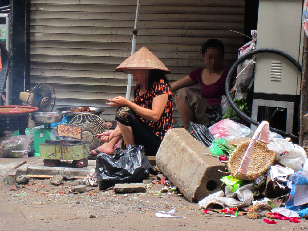 Nướng thịt ngay bãi rác 