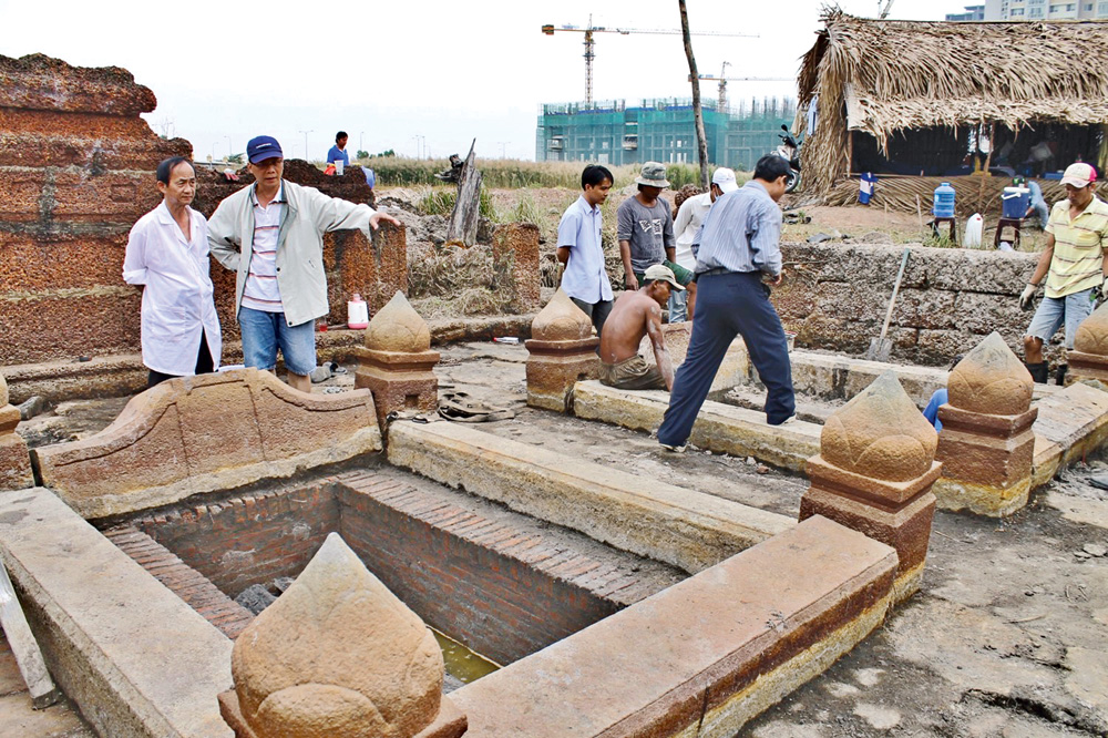 Các nhà khoa học khai quật 2 ngôi mộ song táng 