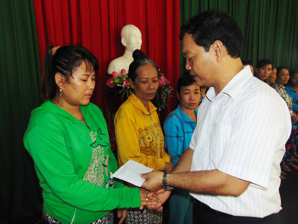 Ông Mai Ngọc Thuận trao tiền hỗ trợ cho gia đình thuyền viên bị nạn 
