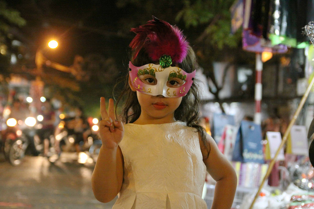 “Nàng công chúa xinh đẹp” xen lẫn những quỷ thần trong lễ hội Halloween.