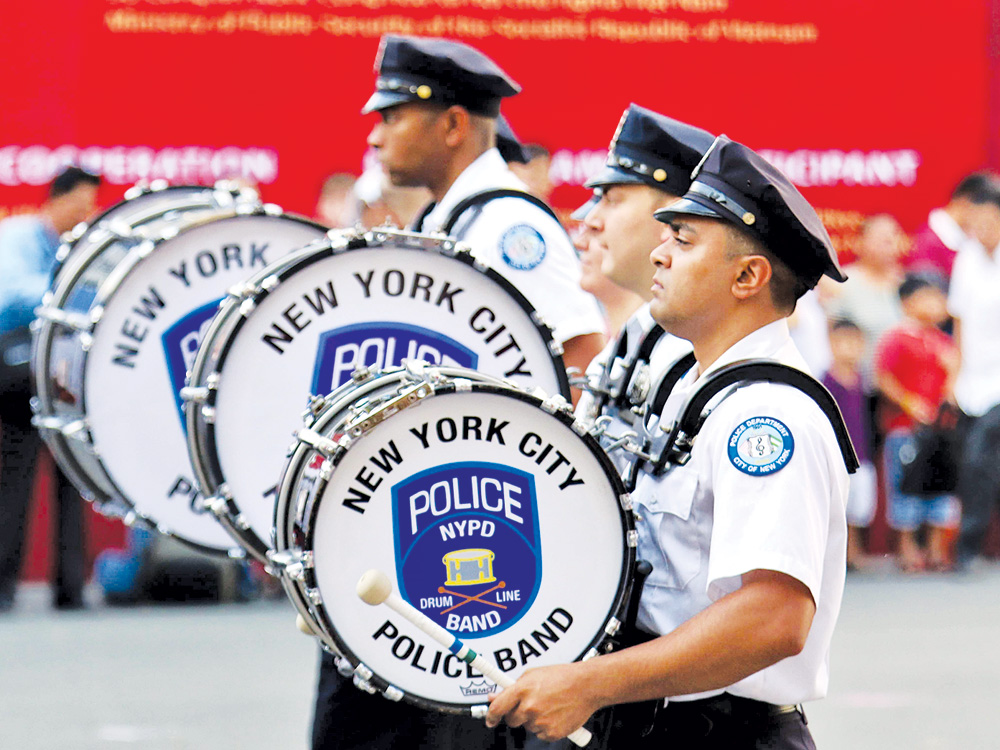 Đoàn Cảnh sát New York trình diễn trước Nhà hát lớn TP