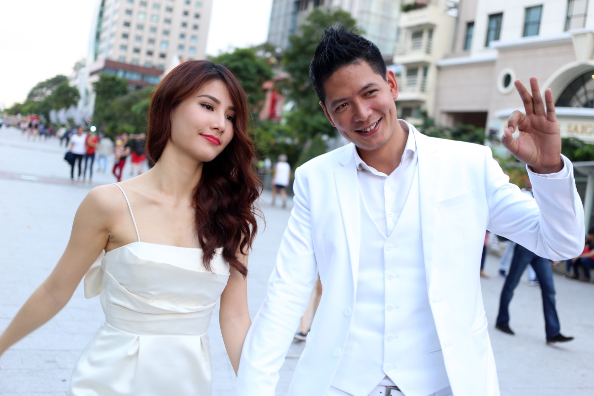 Cả hai luôn nắm tay nhau không rời và thể hiện tình cảm hạnh phúc của hình ảnh một cặp đôi vừa mới cưới gây tò mò với khán giả