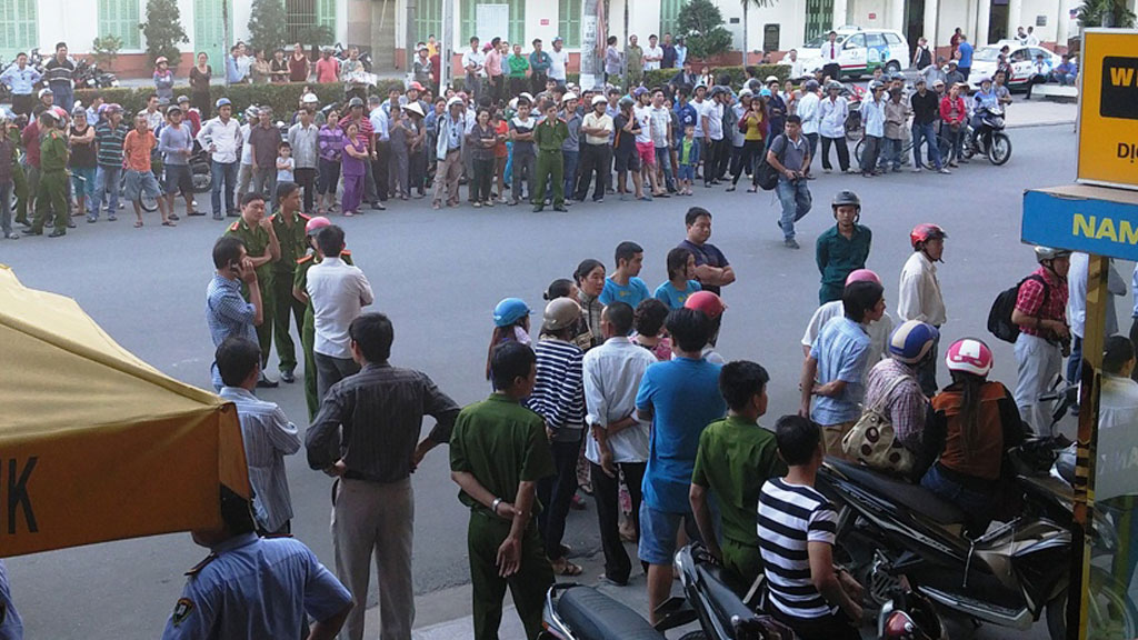 Đông đảo người dân dừng xe trên đoạn trường trước Ngân hàng Nam Á gây ách tắc giao thông- Ảnh: Nguyễn Chung 