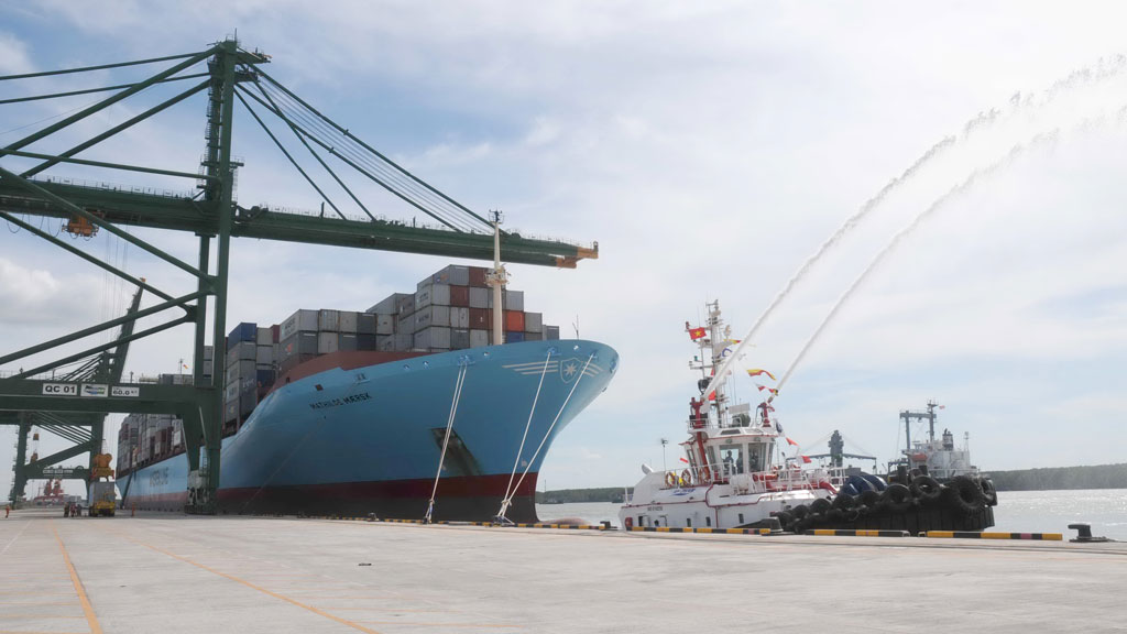 Hàng xuất nhập khẩu qua cảng đang chịu nhiều loại phí vô lý - Ảnh: D.Đ.Minh