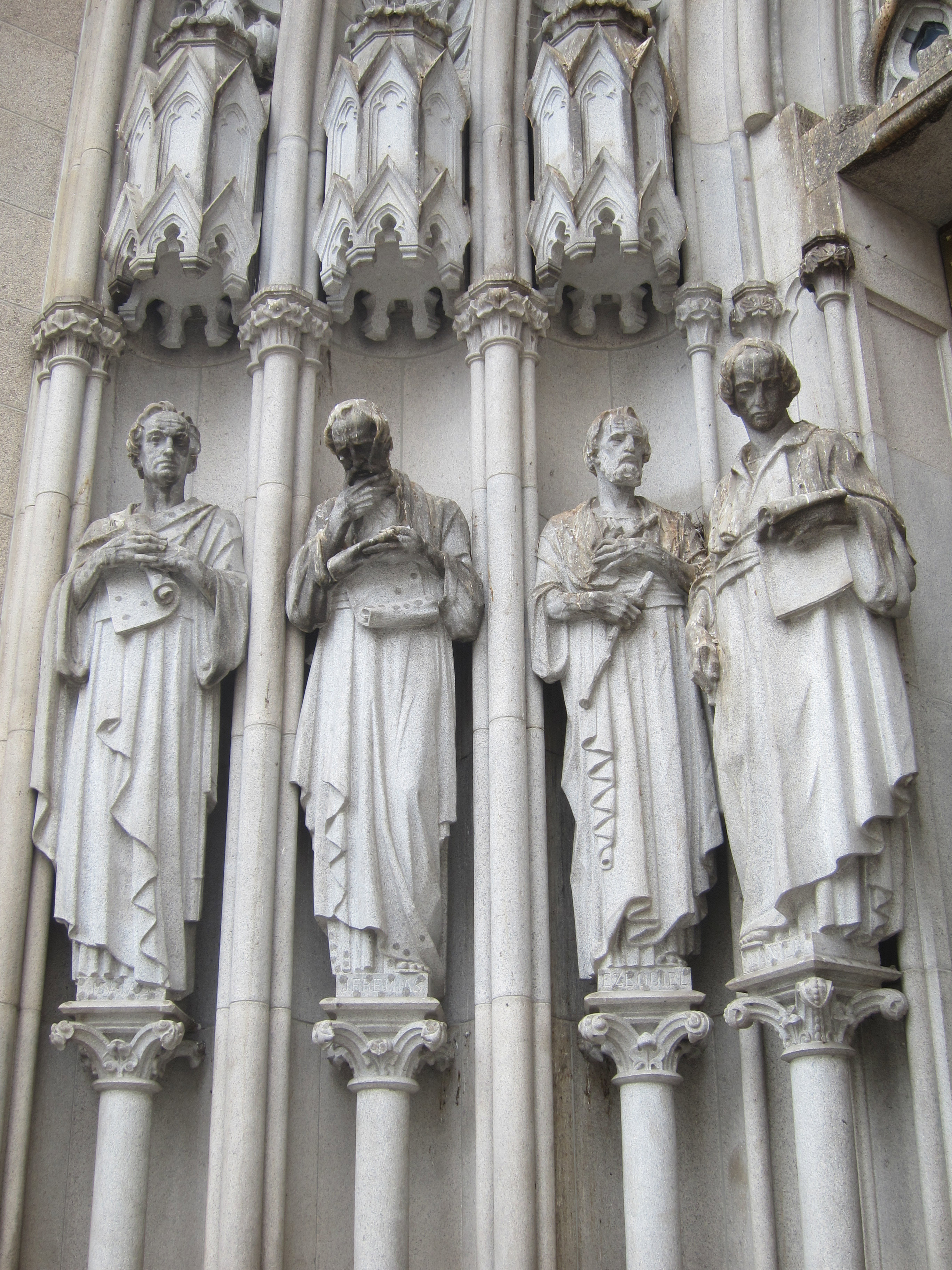 Những điêu khắc trên nhà thờ Sé.