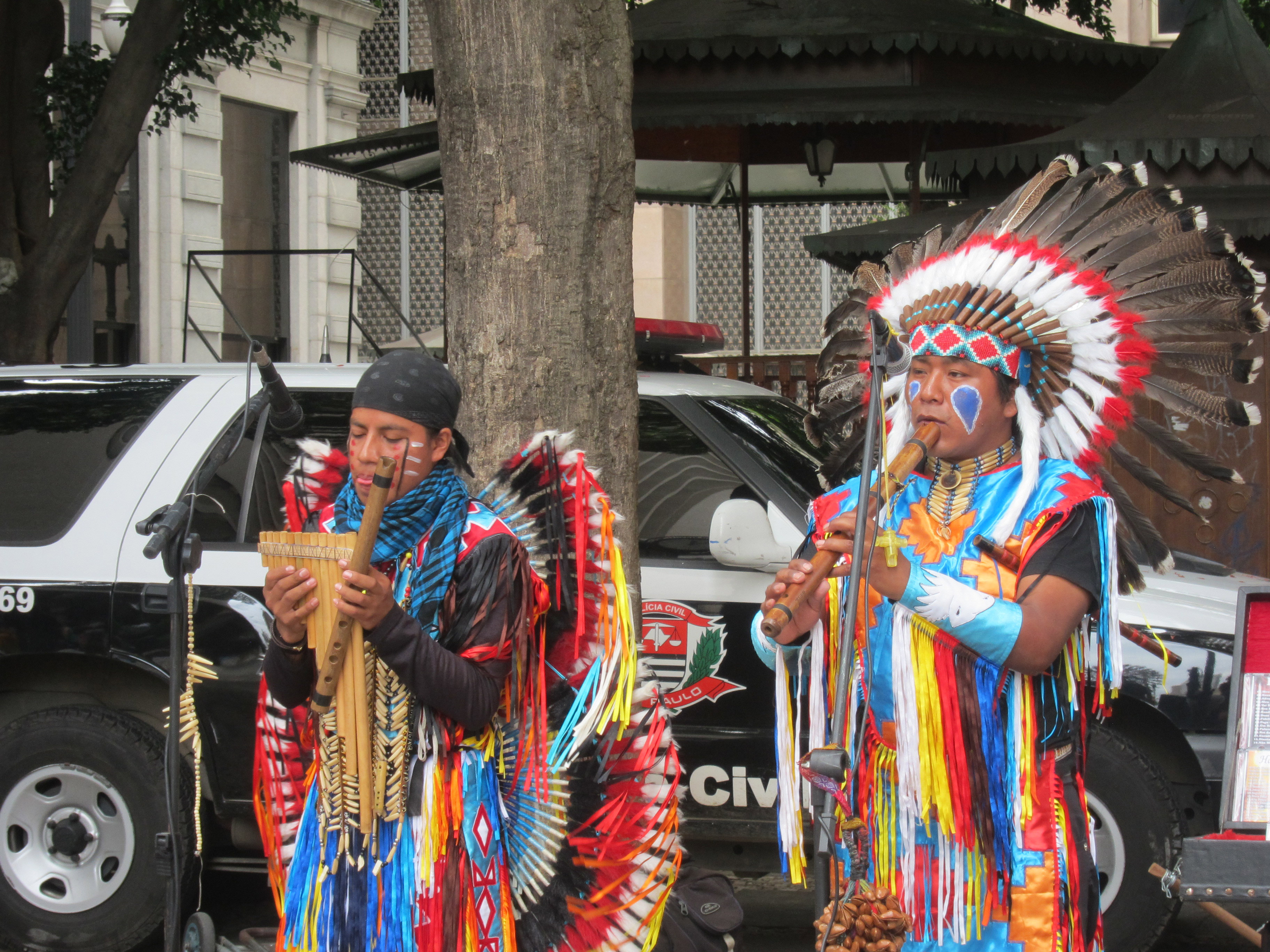  Bạn nhạc Peru đang chơi nhạc trên phố.