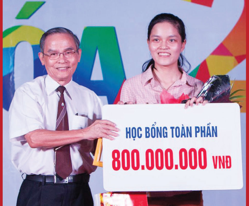 Ông Lê Công Cơ - Chủ tịch Hội đồng quản trị Trường ĐH Duy Tân tặng học bổng cho thủ khoa của trường - Ảnh: ĐH Duy Tân cung cấp