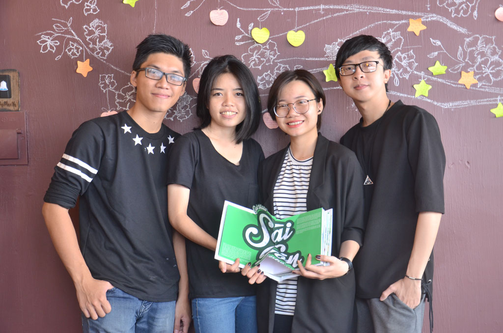  Nhóm tác giả và sản phẩm sách Pop-up Sài Gòn Phố - Ảnh: Nữ Vương