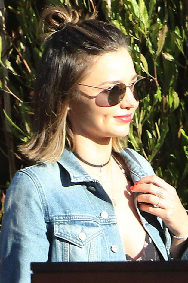Ngón tay áp út có đeo nhẫn kim cương của Miranda Kerr - Ảnh: Chụp màn hình OK!