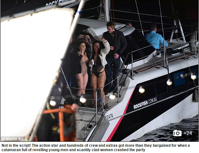 Các cô gái ăn mặc gợi cảm thì không ngừng hò hét, vẫy tay - Ảnh: Chụp màn hình Daily Mail