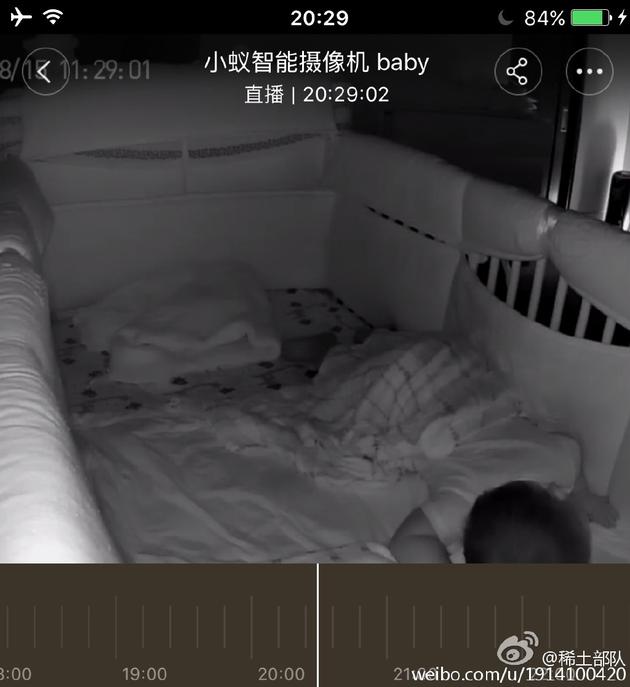 Chương Tử Di khoe ảnh quan sát con gái ngủ qua điện thoại từ trên máy bay.
