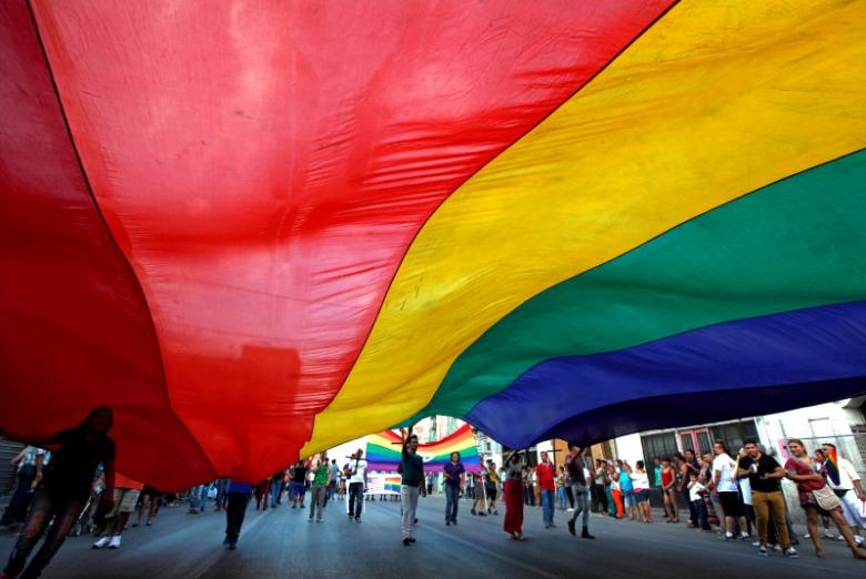 Cha đẻ\' lá cờ cầu vồng lục sắc của cộng đồng LGBT qua đời ở tuổi 65