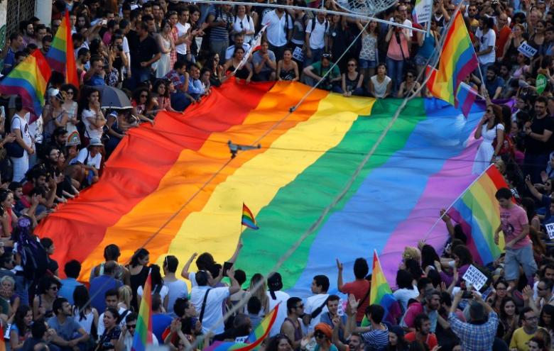 Với tâm hồn và sự đam mê của một người tiên phong, Gilbert Baker cùng đồng nghiệp đã tạo nên lá cờ cầu vồng LGBT - biểu tượng của sự đấu tranh và hy vọng. Hãy tôn vinh và ghi nhớ những nỗ lực không ngừng nghỉ của Gilbert Baker bằng cách đến và chiêm ngưỡng những bức ảnh liên quan.