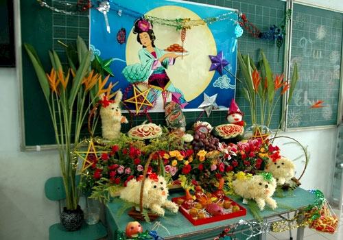 Trung Thu Thời Nay, Cha Mẹ Cố Níu Giữ Tuổi Thơ Của Mình Cho Con