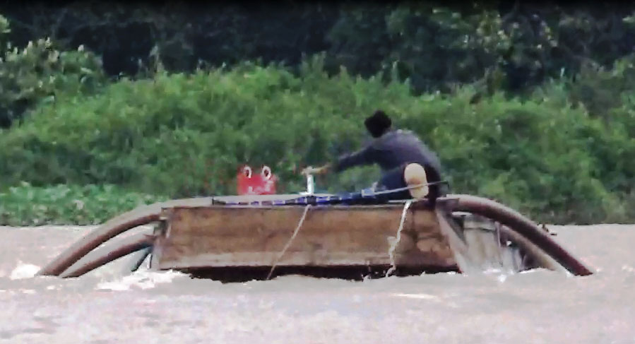 Ghe gỗ hút cát trái phép vào ban ngày trên sông Cổ Chiên (xã Tân Thiềng) Ảnh: Bắc Bình