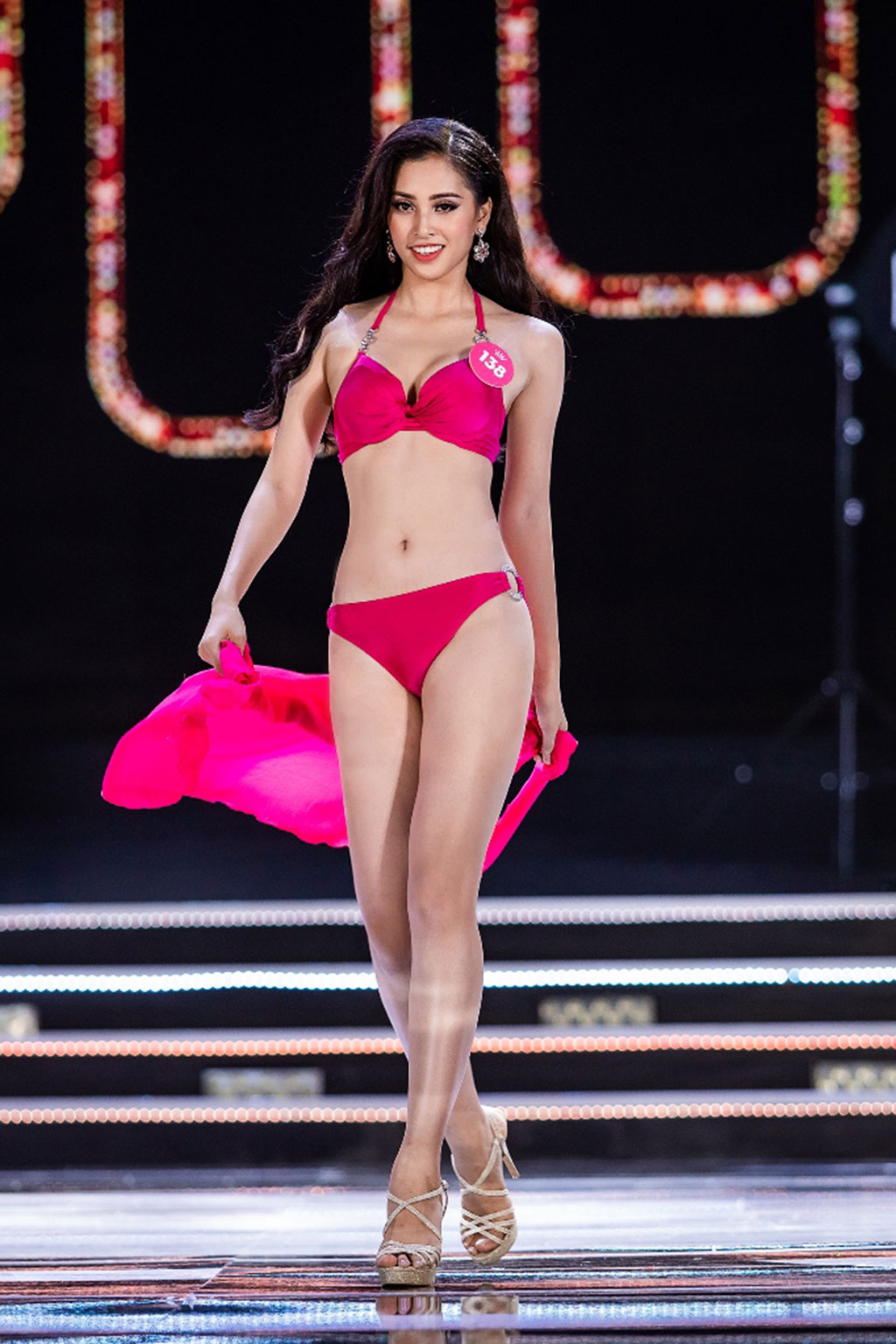 Sắc vóc tân hoa hậu 2018 Trần Tiểu Vy, cô gây chú ý bởi gương mặt xinh đẹp cùng hình thể chuẩn, cao 1,74m, số đo ba vòng 84-63-90.