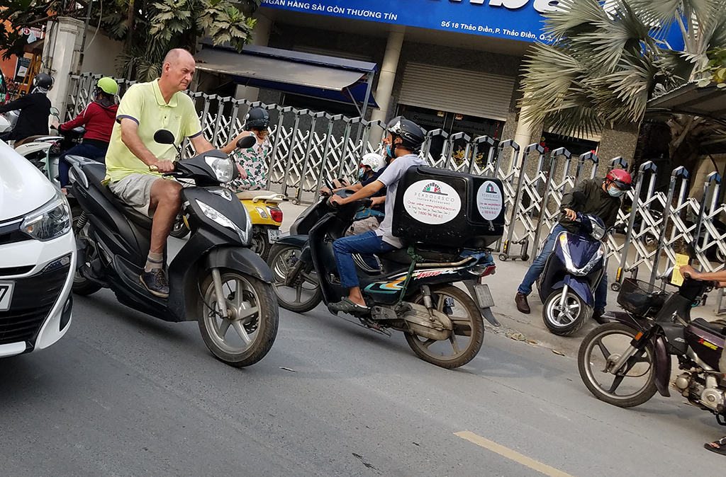 Người nước ngoài phóng xe máy bạt mạng trong làn ô tô trên cầu Sài Gòn (TP.HCM) ẢNH: ĐỨC TIẾN