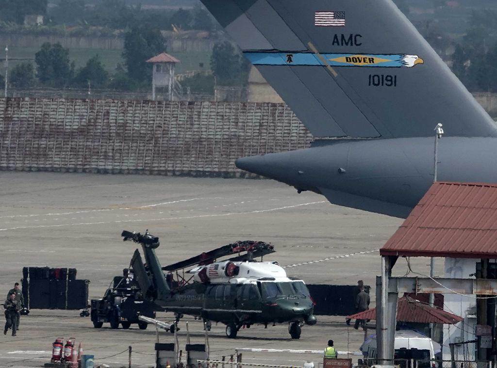 Máy bay vận tải quân sự C-17 mang theo trực thăng Marine One của Tổng thống Mỹ đáp xuống sân bay Nội Bài chiều 20.2 Ảnh: Độc Lập