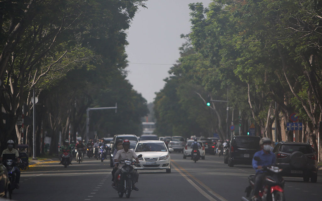 Người dân các thành phố lớn vẫn thường xuyên hít thở trong bầu không khí trắng đục Ảnh: Ngọc Dương