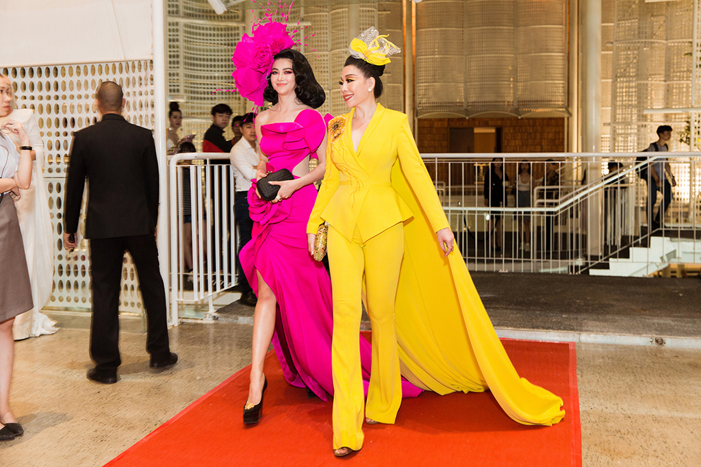 Phương Khánh chọn váy khoe vòng eo 56cm sánh vai cùng nhà thiết kế Linh San - Ảnh: K.B