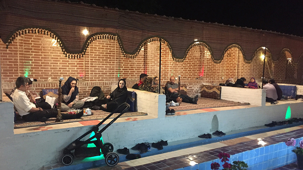 Một góc quán tấp nập khách uống trà khuya hút shisha lúc nửa đêm